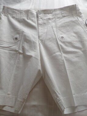 Sag Harbor woman's White Shorts Size 18 NWT
